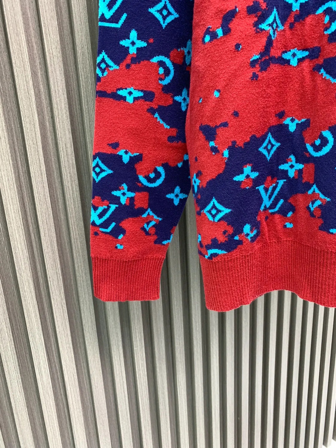 🅿️400 🀄️ Louis Vuitton Louis Vuitton 26ss🐍 new year's autumn and winter new camouflage gradient knitted sweater. It took 15 days to repair it stitch by stitch. It was repeatedly knitted and compared with the modified garments. Each code will change according to the letter positioning. The material is a fusion of two wools and a circle yarn. The wool yarn is a 60-count fine imitation yarn. The floral yarn is very difficult to dye. The minimum order quantity is 1 ton and the cycle is very long. I started coloring after buying the original version and adjusted the color 4 times. Different materials have different interweaving shrinkage rates to ensure that the size and positioning of the pattern remain unchanged. Various adjustments are needed. The surface has a three-dimensional effect. The blue part is very fluffy. The presbyopic part is flat. The yarn material is red, blue and light blue all-wool. The red part is special yarn 50 wool. Positioning of letters in the center of the body. Positioning of letters on the cuffs. Positioning of a row of letters above the hem. Positioning of collar letters. Weaving imported Stoll 12-needle machine. One piece of clothing takes 150 minutes. In the later stage, the hand-sewn plate needs to be positioned and aligned, and the strip output is very low. The washing water is washed with special additives to create a three-dimensional and high-end feeling. It is made according to the feel of the original version. Steam setting is made according to the original pattern and the template is set at high temperature. It will not shrink. Manual marking is fixed. Only one stitch is sewed. Quality inspection is done twice. Air is sucked to remove stray hairs.
